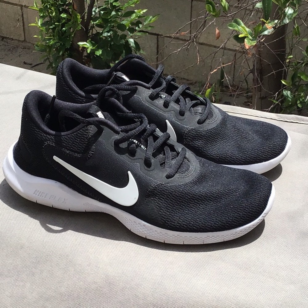 Black and White Nike Flex Experience size 7.5 great used conditions.